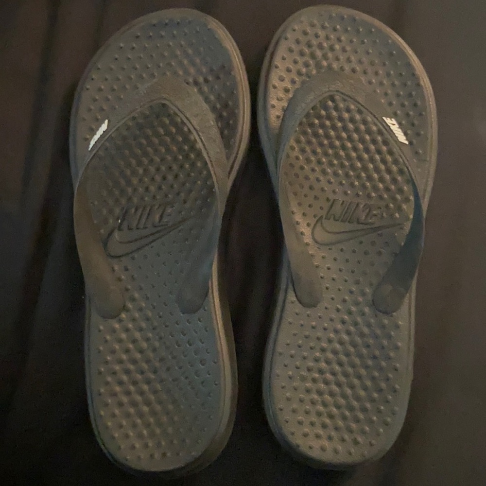 Boys Nike flip flops
